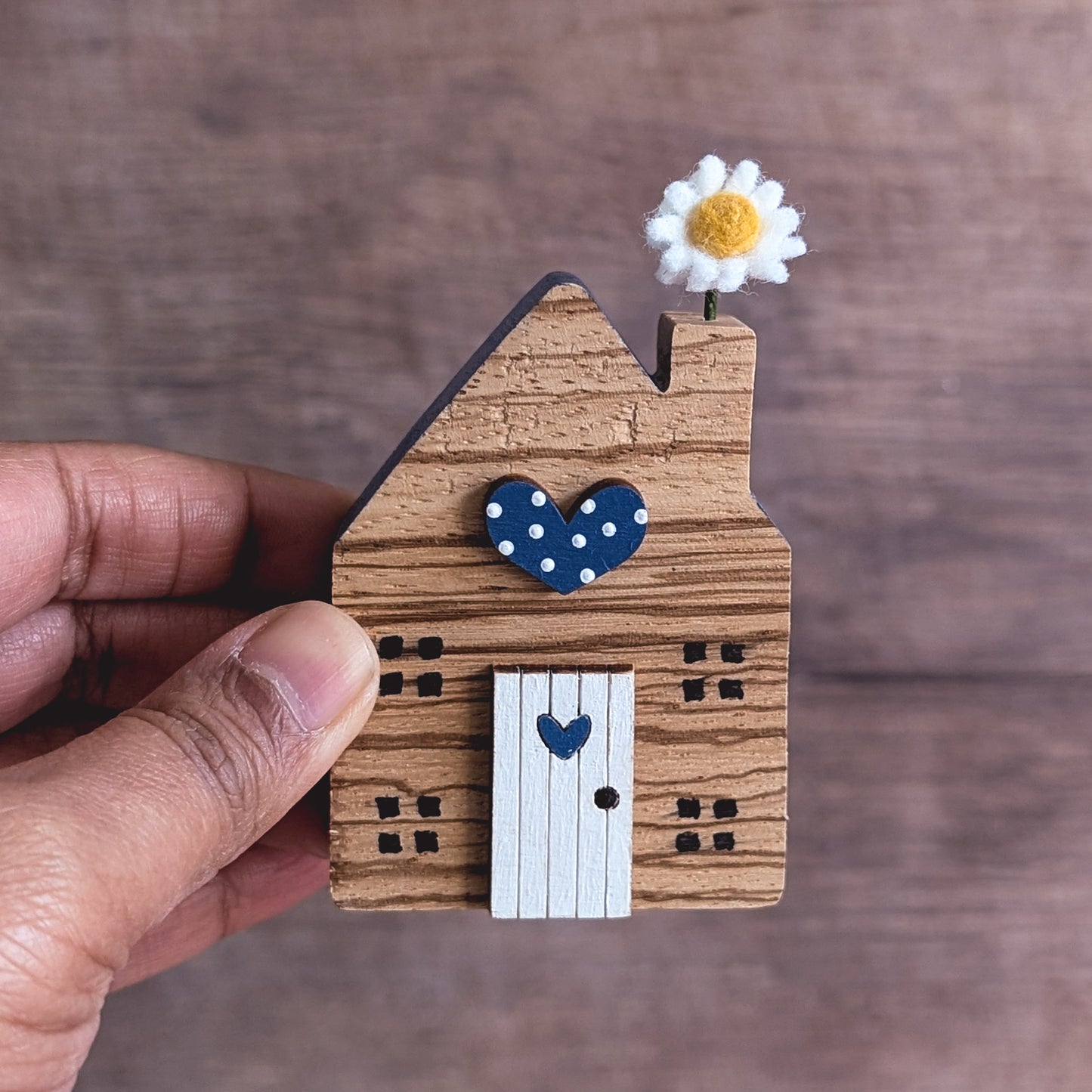 Mini house with daisy